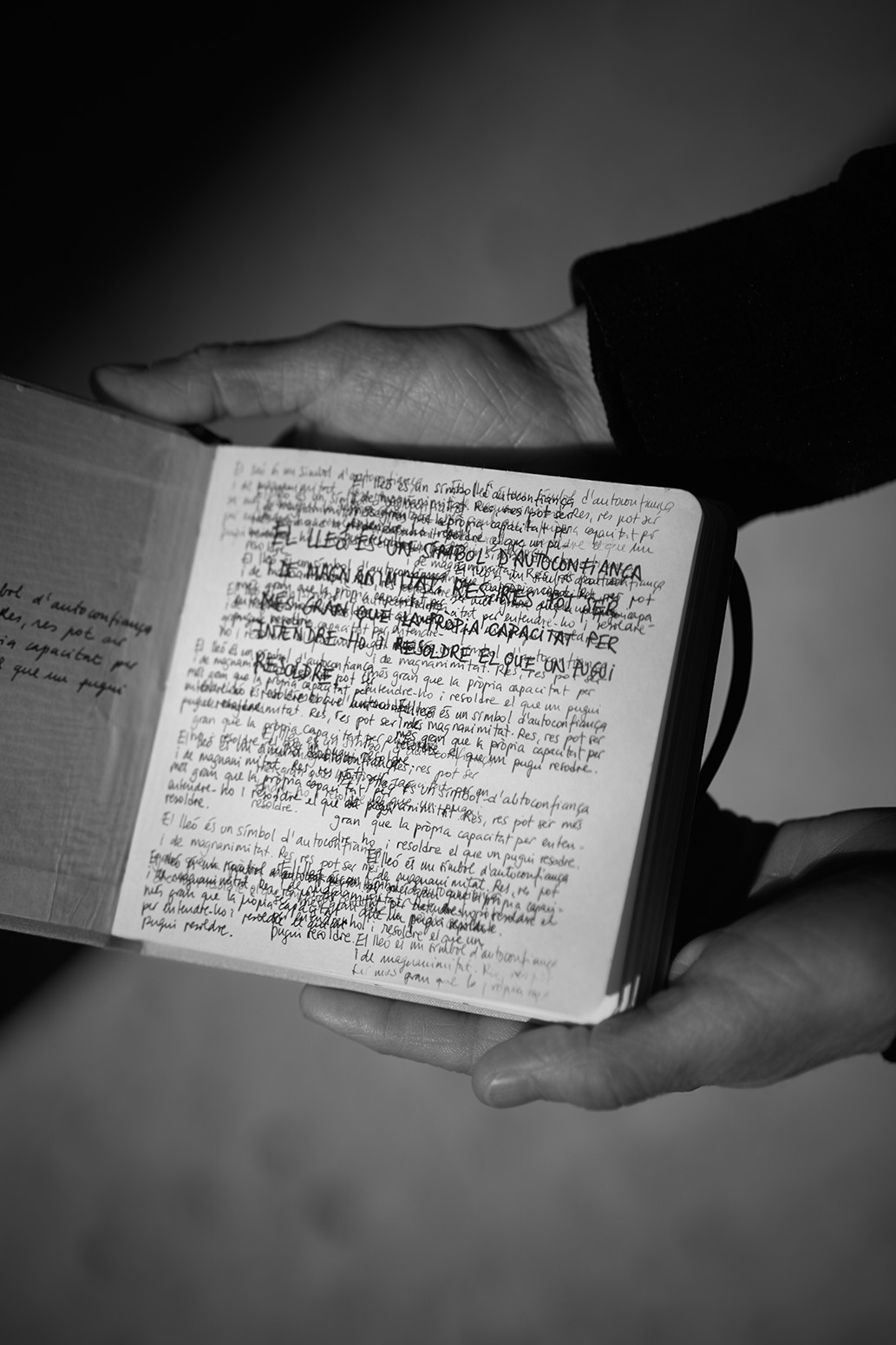 Aquest es el peu de foto del senyor amb les mans a la cara possat a Texto alternativo