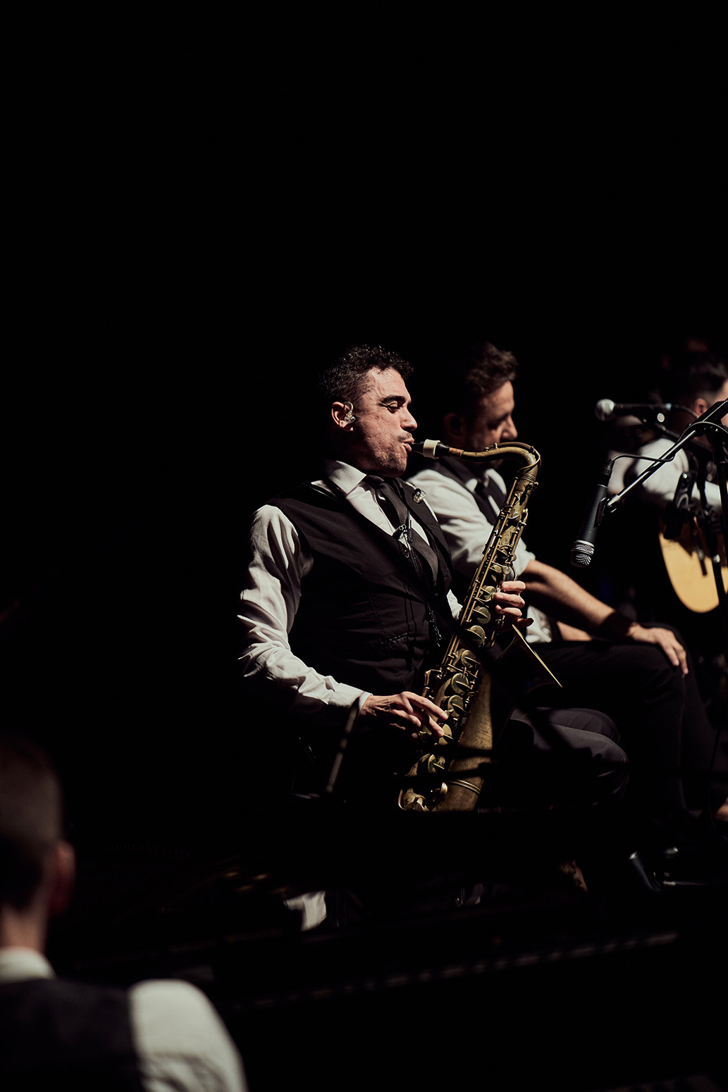 Aquest es el peu de foto del senyor amb les mans a la cara possat a Texto alternativo