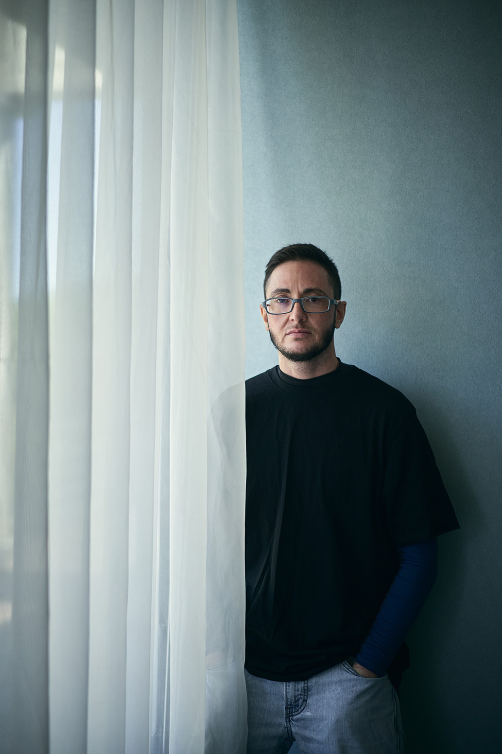 Aquest es el peu de foto del senyor amb les mans a la cara possat a Texto alternativo