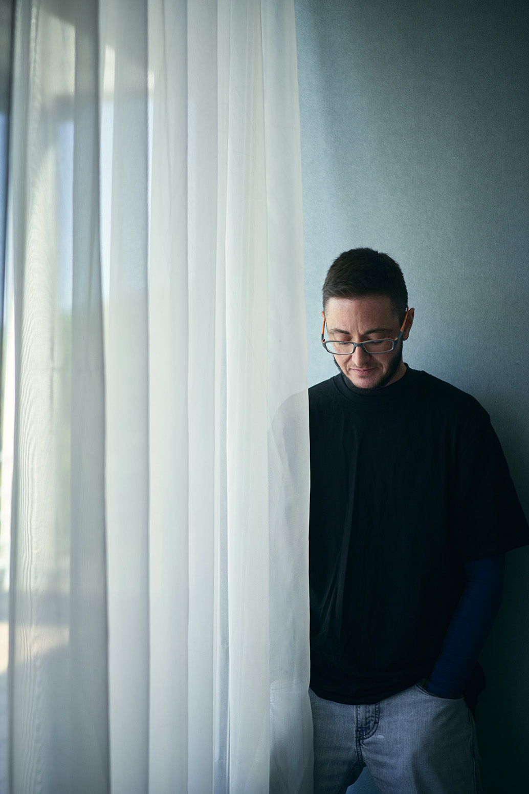 Aquest es el peu de foto del senyor amb les mans a la cara possat a Texto alternativo