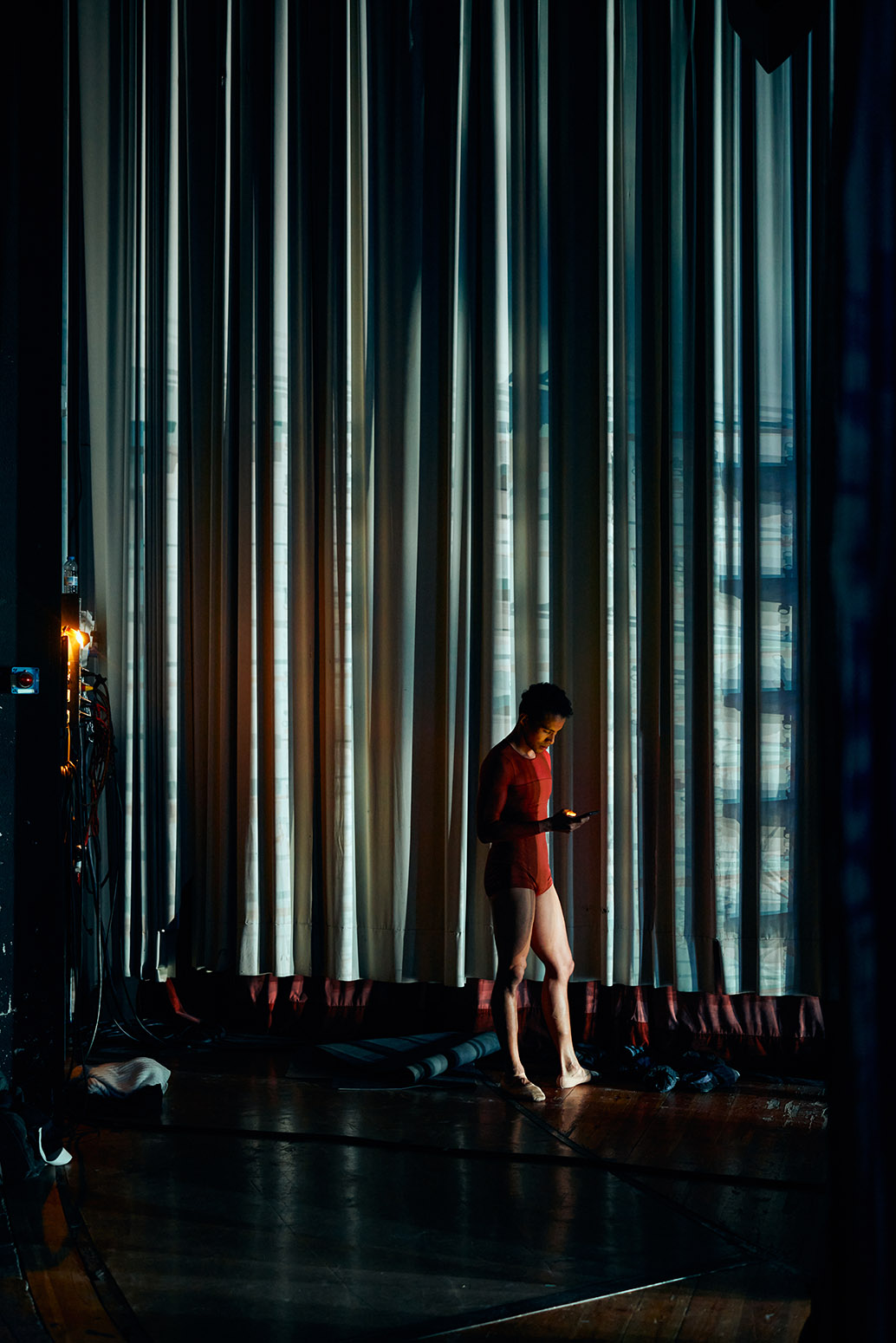 Aquest es el peu de foto del senyor amb les mans a la cara possat a Texto alternativo