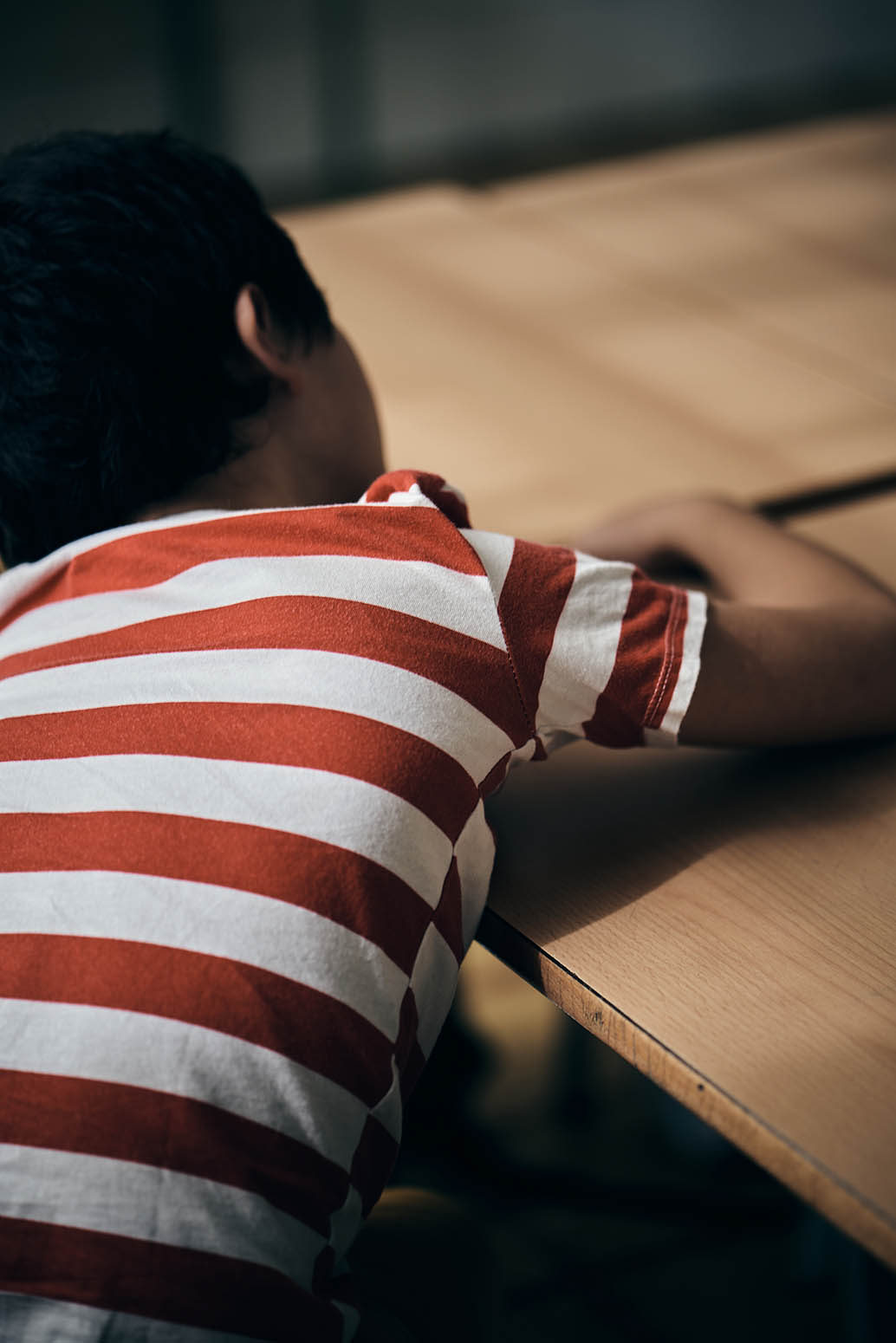 Aquest es el peu de foto del senyor amb les mans a la cara possat a Texto alternativo