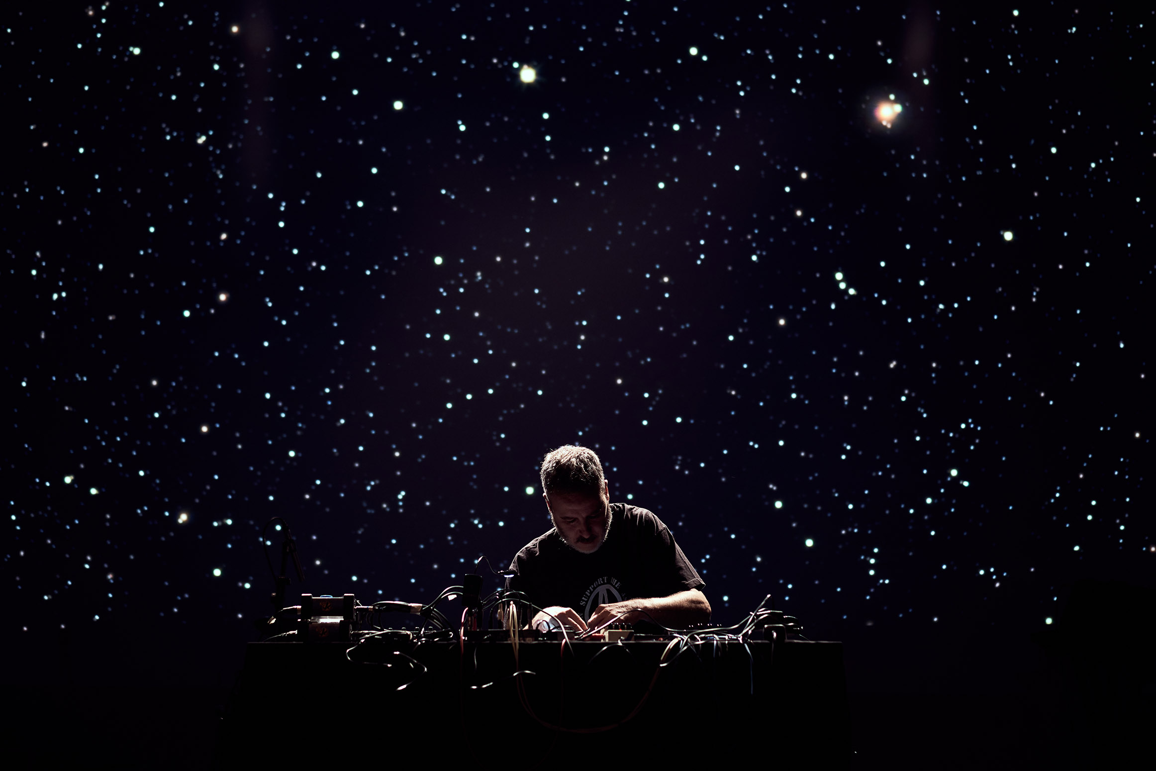 Aquest es el peu de foto del senyor amb les mans a la cara possat a Texto alternativo