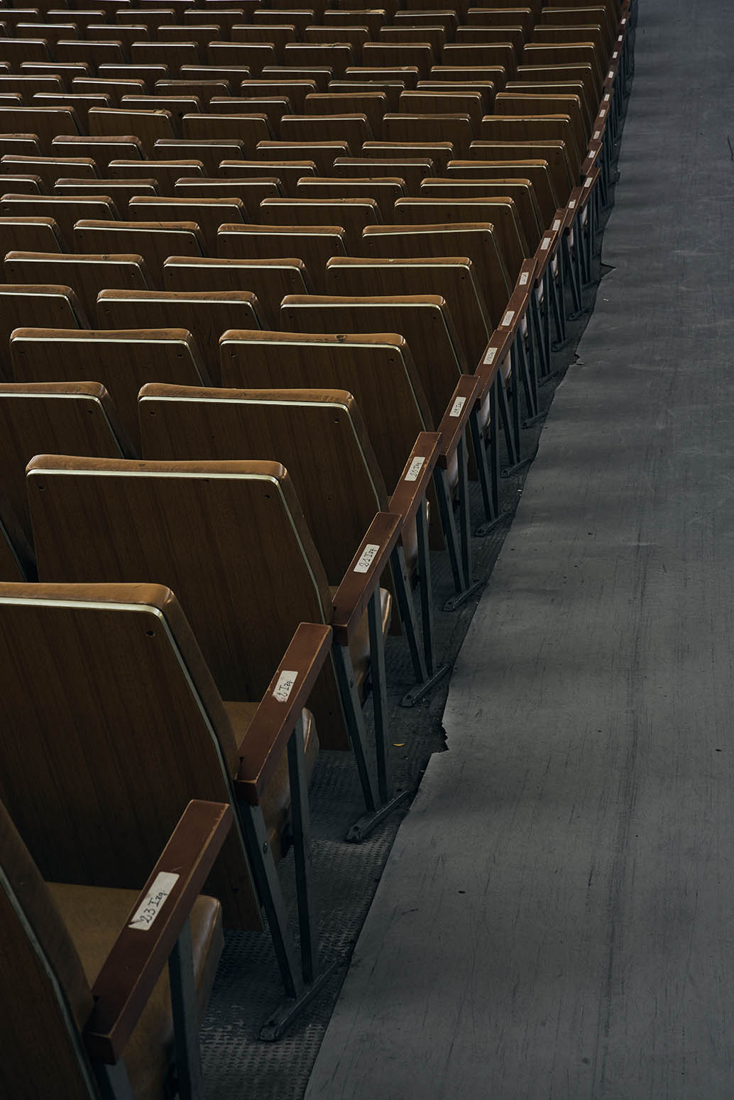 Aquest es el peu de foto del senyor amb les mans a la cara possat a Texto alternativo