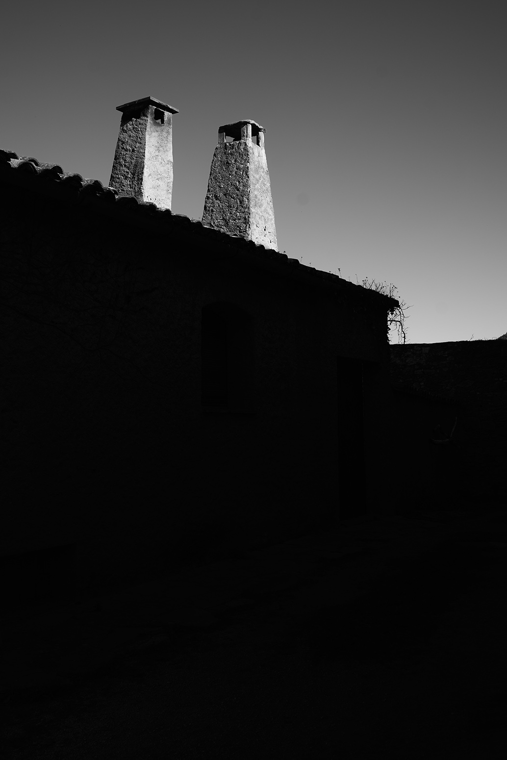 Aquest es el peu de foto del senyor amb les mans a la cara possat a Texto alternativo