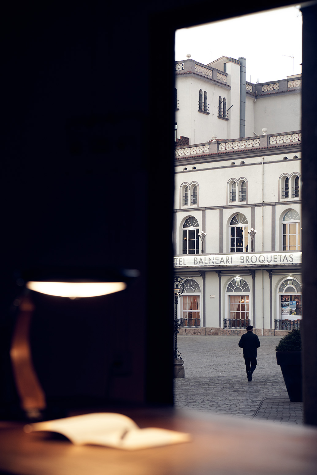 Aquest es el peu de foto del senyor amb les mans a la cara possat a Texto alternativo