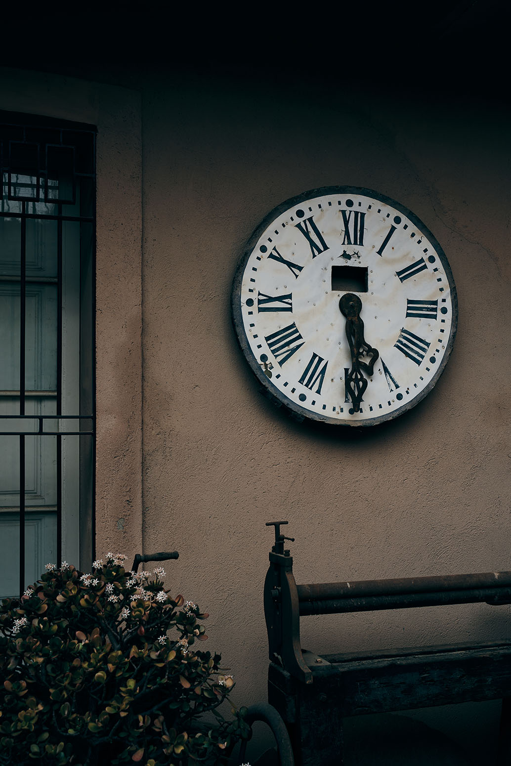 Aquest es el peu de foto del senyor amb les mans a la cara possat a Texto alternativo