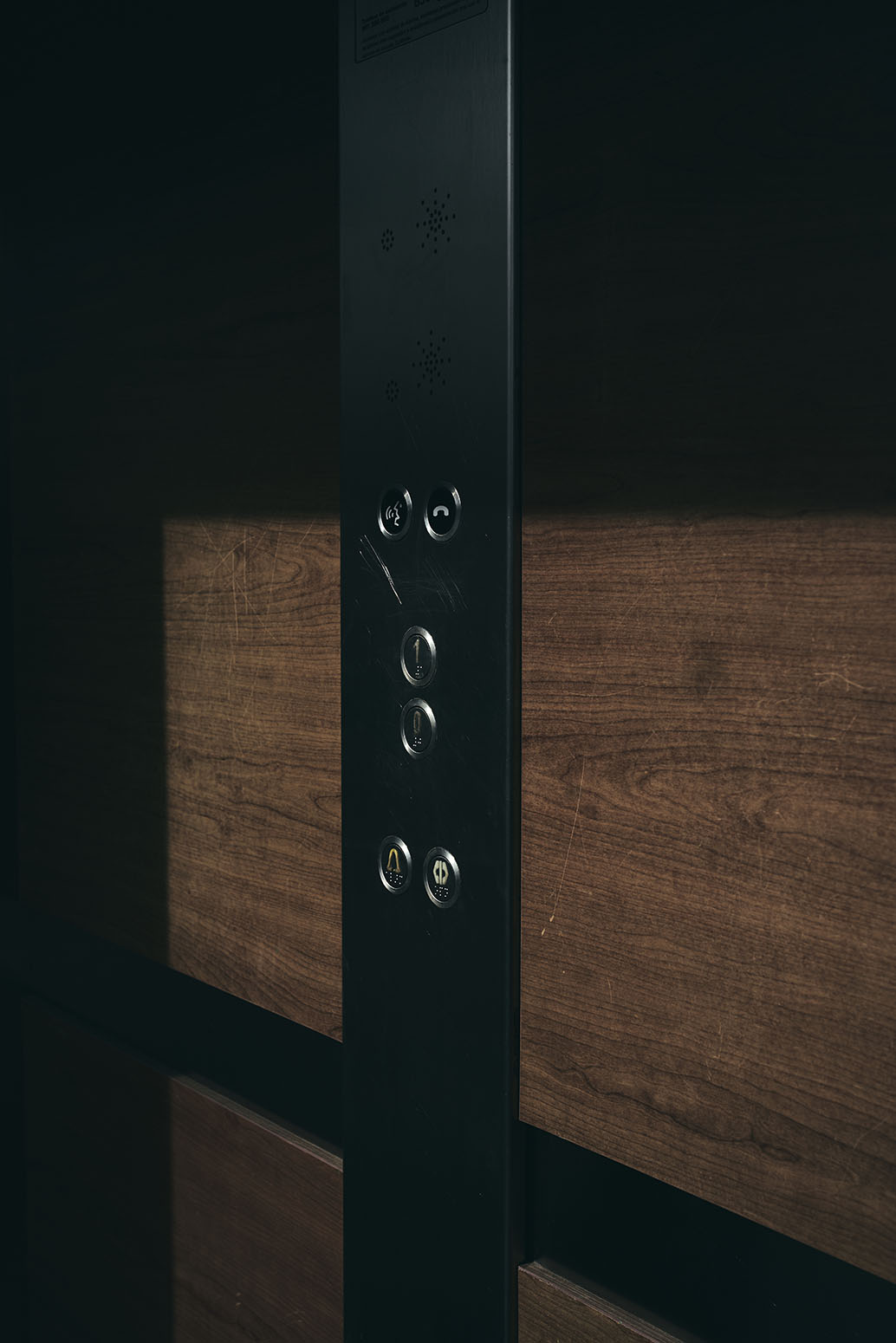 Aquest es el peu de foto del senyor amb les mans a la cara possat a Texto alternativo