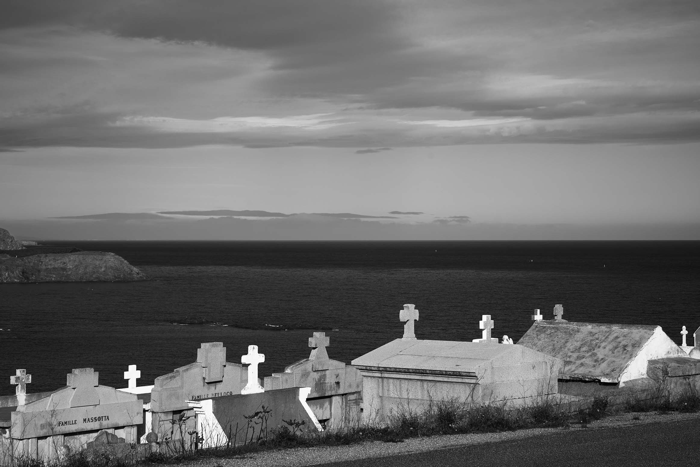 Aquest es el peu de foto del senyor amb les mans a la cara possat a Texto alternativo
