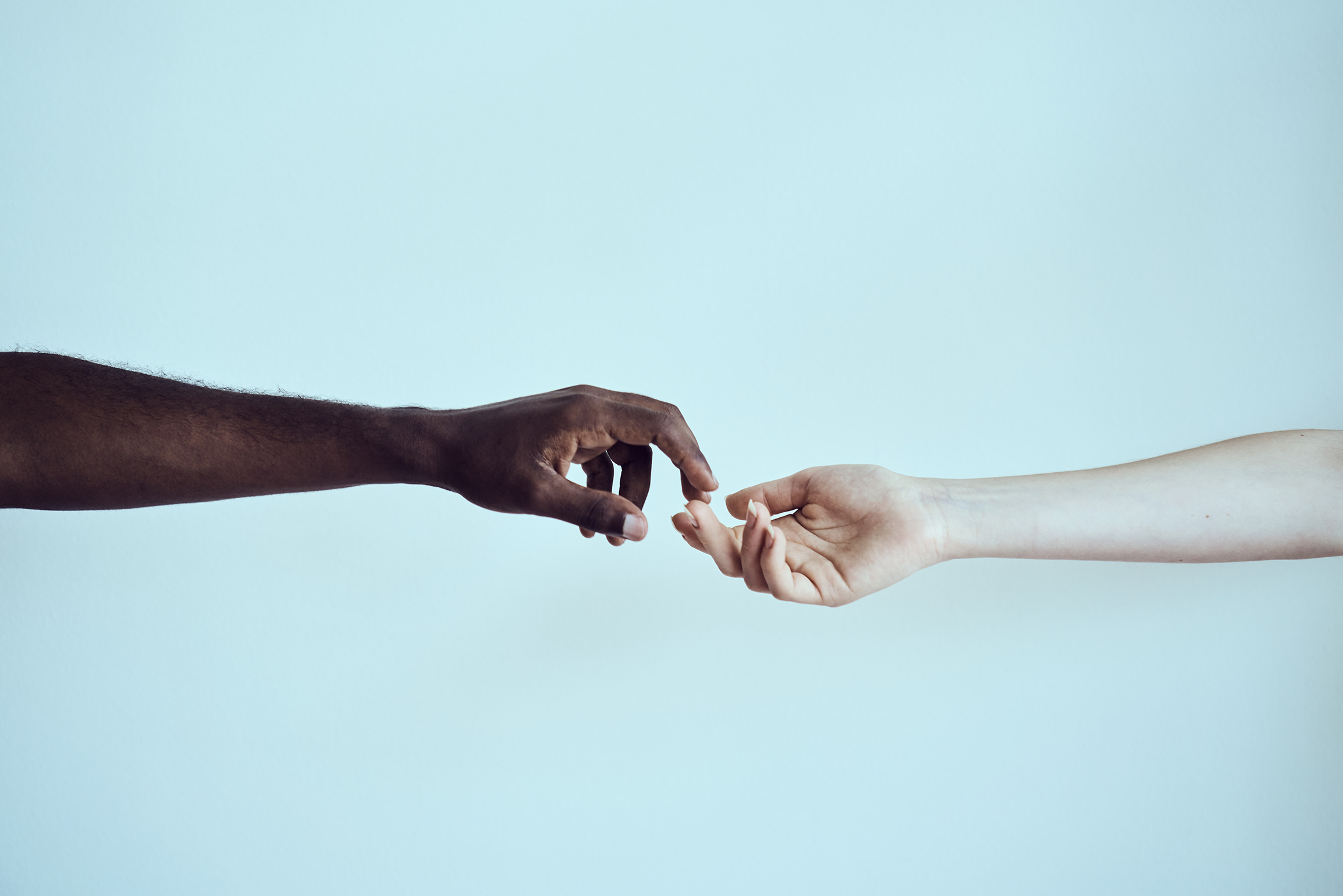 Aquest es el peu de foto del senyor amb les mans a la cara possat a Texto alternativo