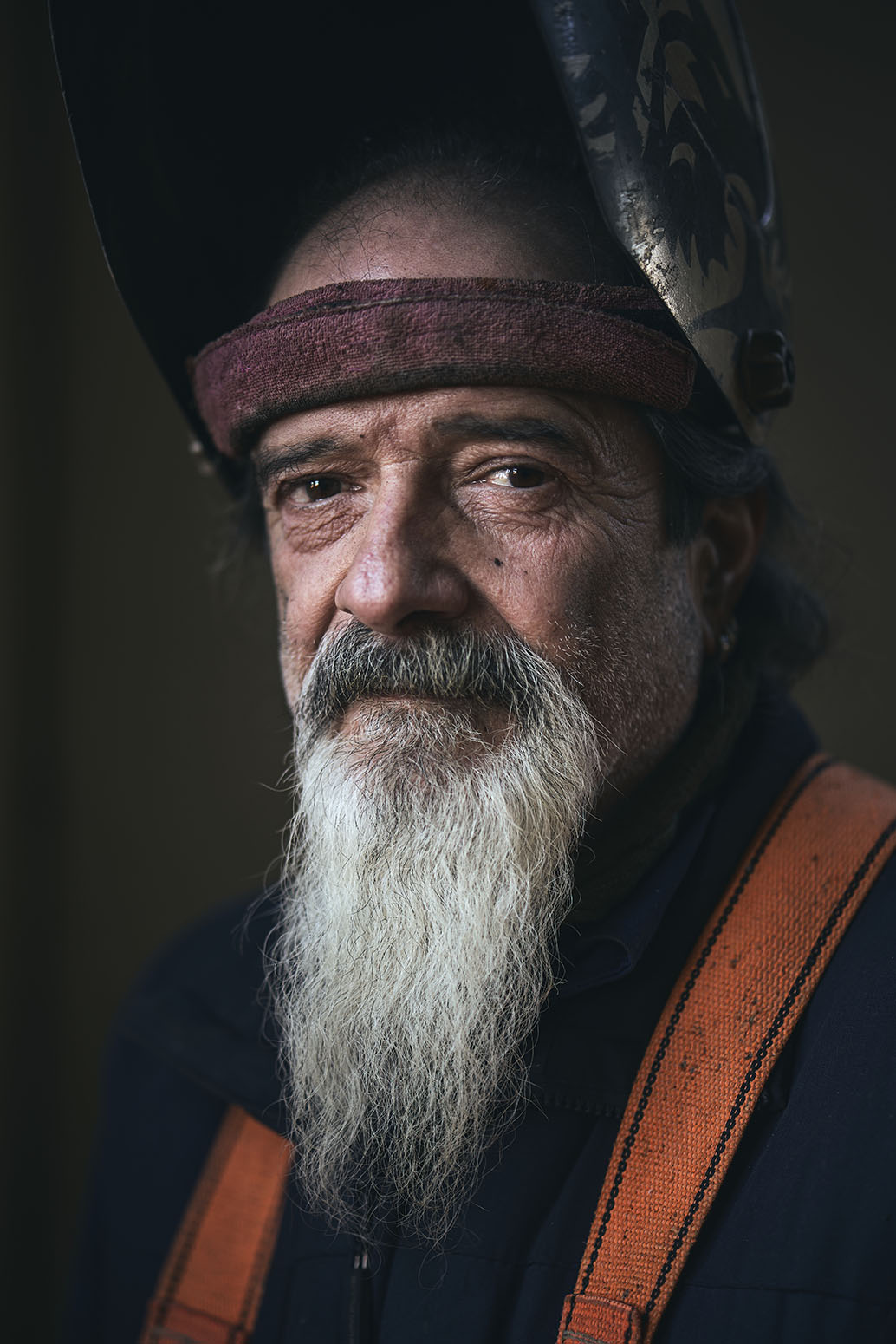 Aquest es el peu de foto del senyor amb les mans a la cara possat a Texto alternativo