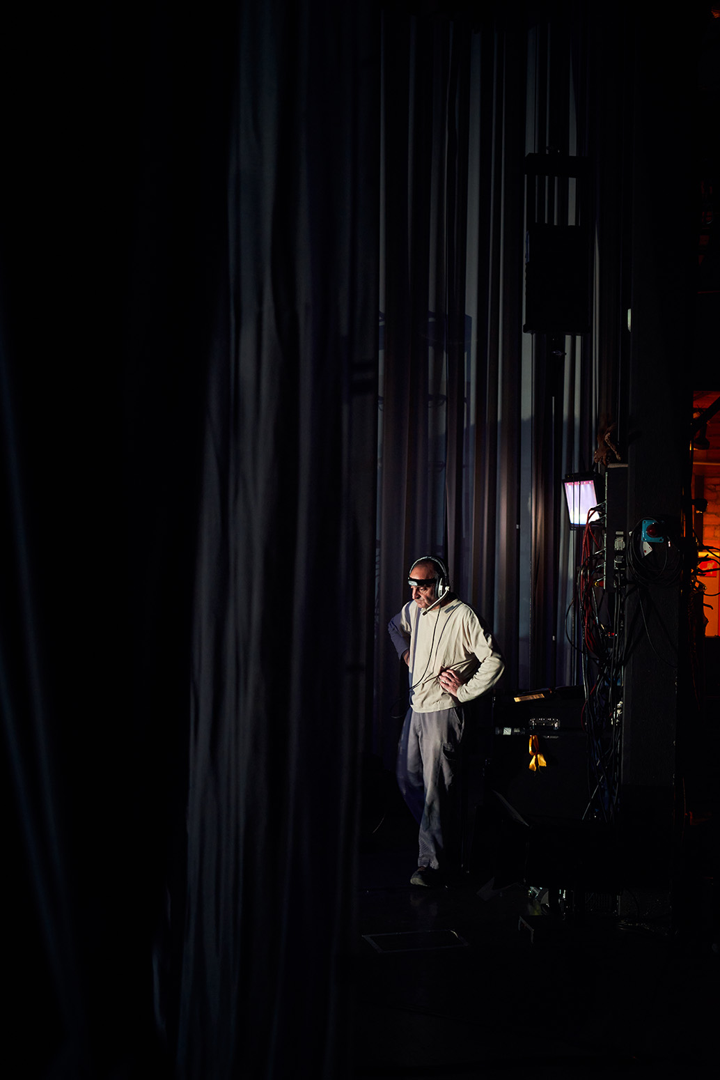 Aquest es el peu de foto del senyor amb les mans a la cara possat a Texto alternativo